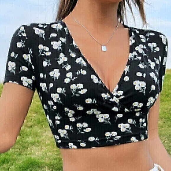 SHEIN Quite Ditsy Floral Print Surplice Neck Crop Top Tee Black White Daisy 12 - Picture 1 of 12
